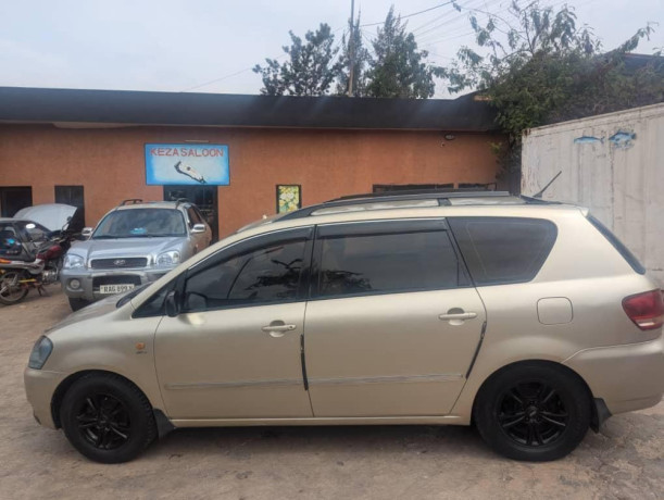 toyota-avensis-big-3
