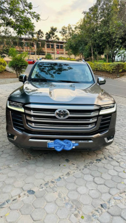 toyota-land-cruiser-v8-big-2