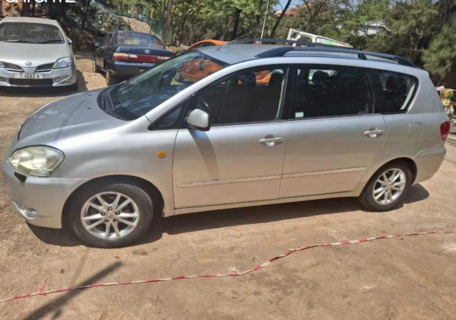 toyota-avensis-big-3