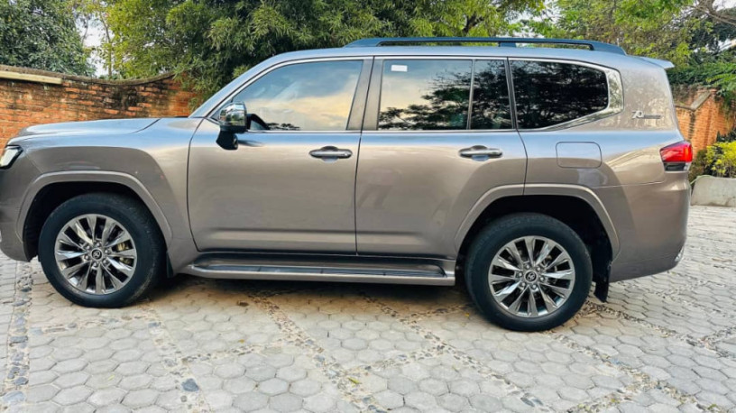 toyota-land-cruiser-v8-big-0