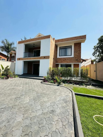 house-for-rent-in-kigali-gacuriro-in-vp-neighborhood-on-tarmac-road-big-1