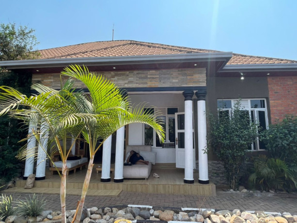 house-with-swimming-pool-for-sale-big-11