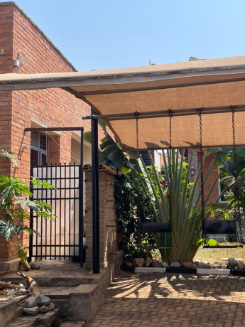 house-with-swimming-pool-for-sale-big-5