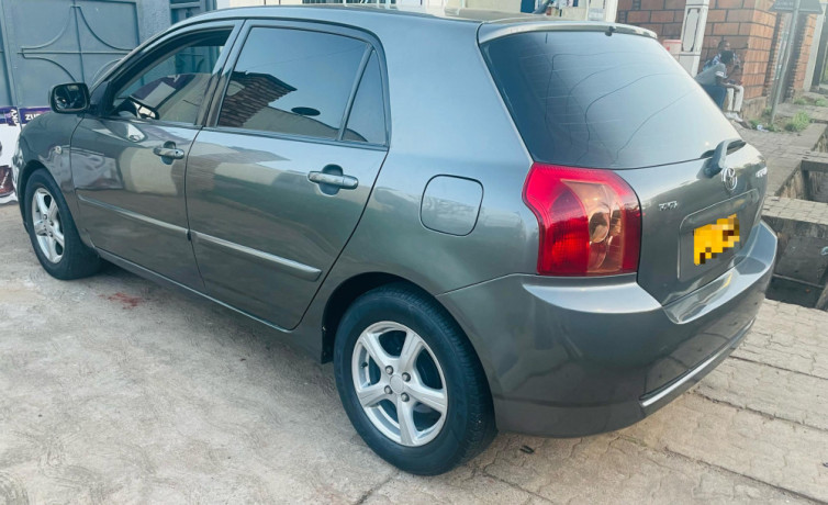 toyota-corolla-hatchback-2005-big-1