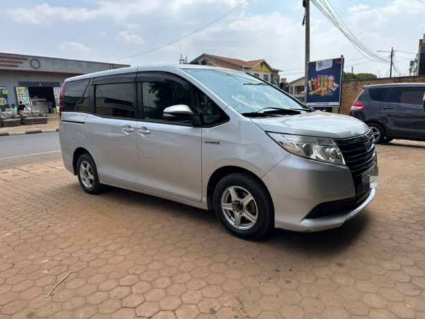 toyota-noah-big-2