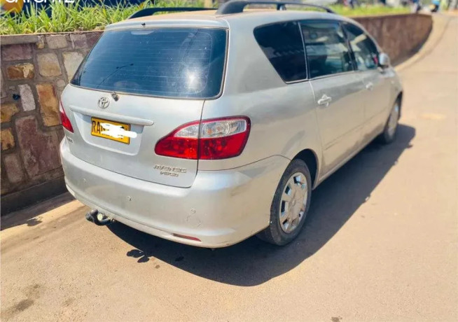 toyota-avensis-big-0