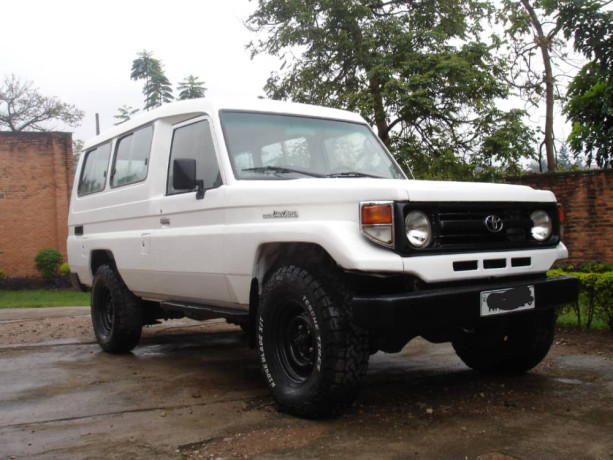 toyota-land-cruiser-big-0