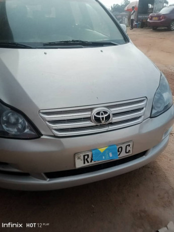 toyota-avensis-big-0