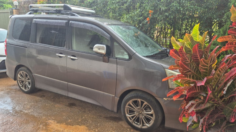 toyota-noah-big-2