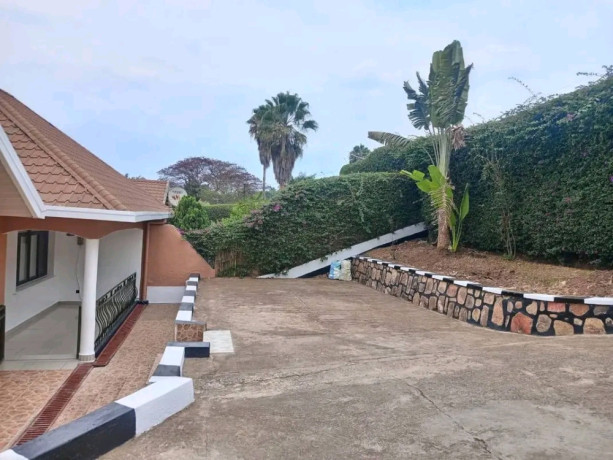 gacuriro-fully-furnished-3bedrooms-house-for-rent-at-1000-in-good-location-big-7