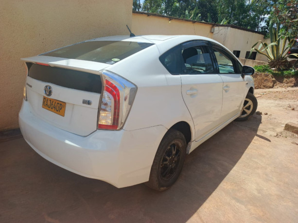 toyota-prius-big-0