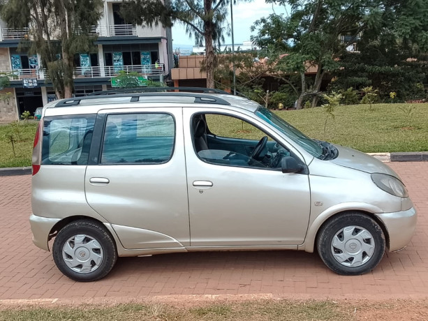 toyota-yaris-big-0