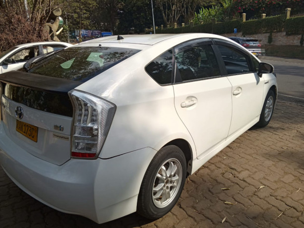 toyota-prius-big-0