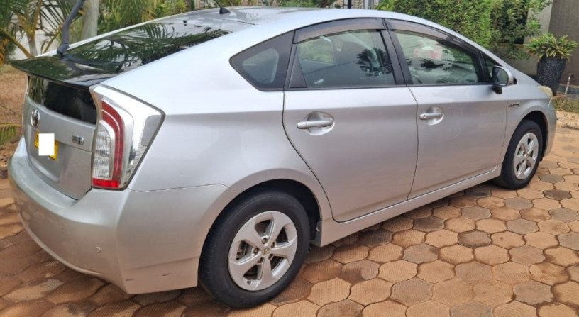 toyota-prius-big-0