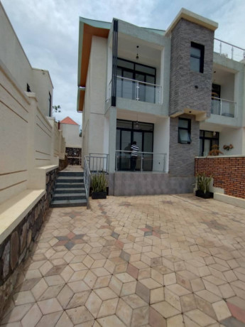 unfurnished-house-for-rent-in-kigali-kimironko-in-vp-neighborhood-on-tarmac-road-house-consist-2bedrooms-3bathrooms-at-700k-big-0