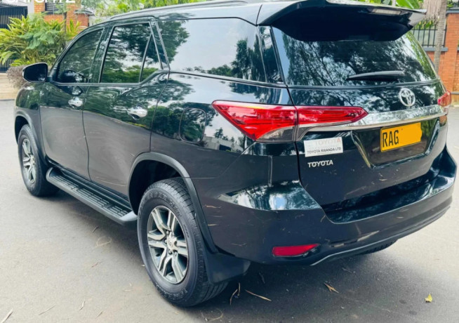 toyota-fortuner-big-0