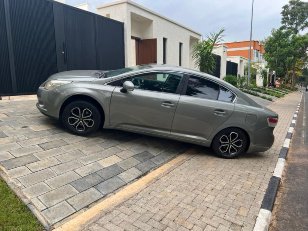 toyota-avensis-big-3